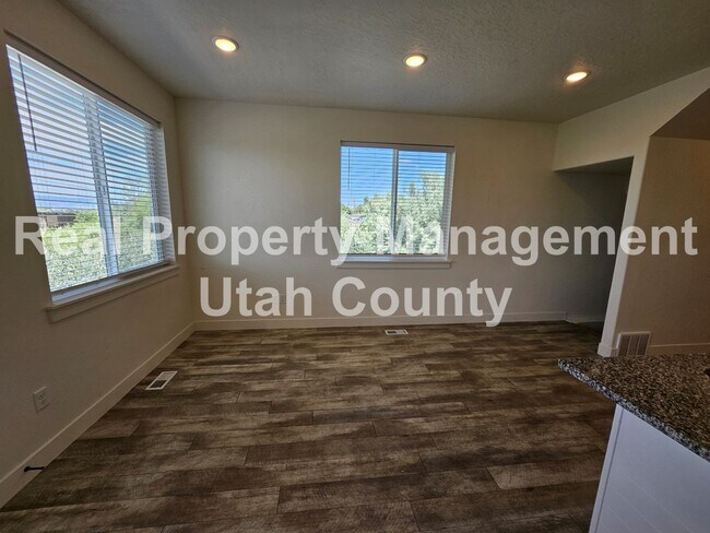 Building Photo - Provo Town home