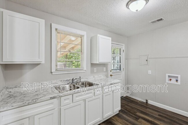 Building Photo - 605 Orchard Ave