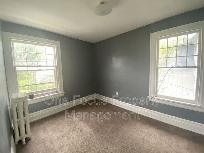 Building Photo - 425 Louisa St