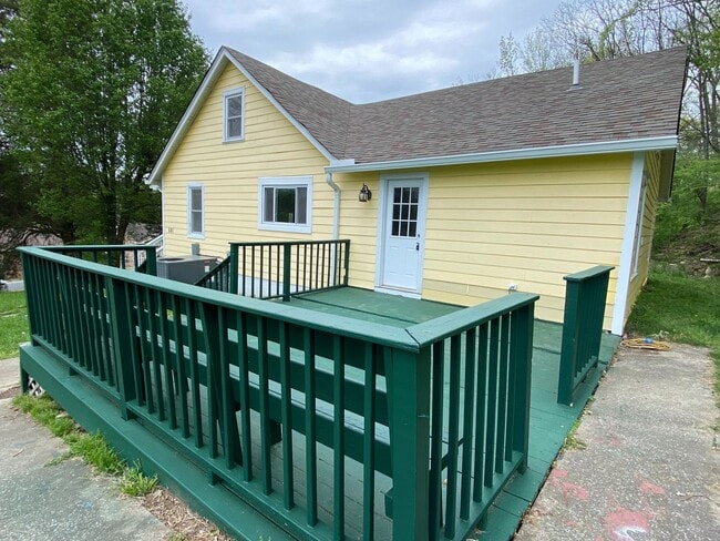 Building Photo - Spacious 3 Bedrooms Located in Hermitage /...