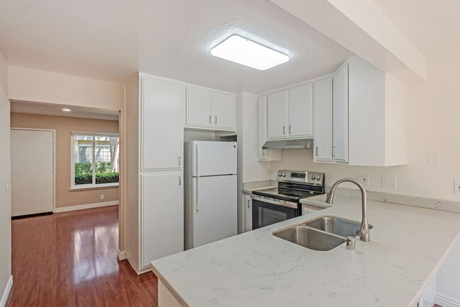 Building Photo - BEAUTIFUL REMODELED TWO STORY TOWNHOME IN ...