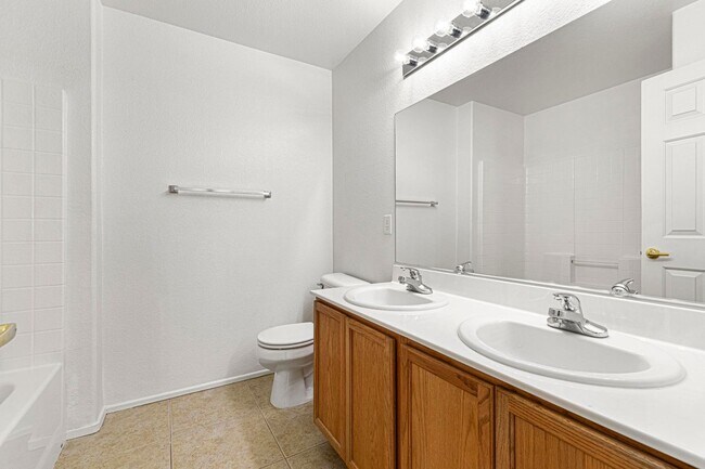 Building Photo - Immaculate 5 Bedroom, 3 bathroom home nest...