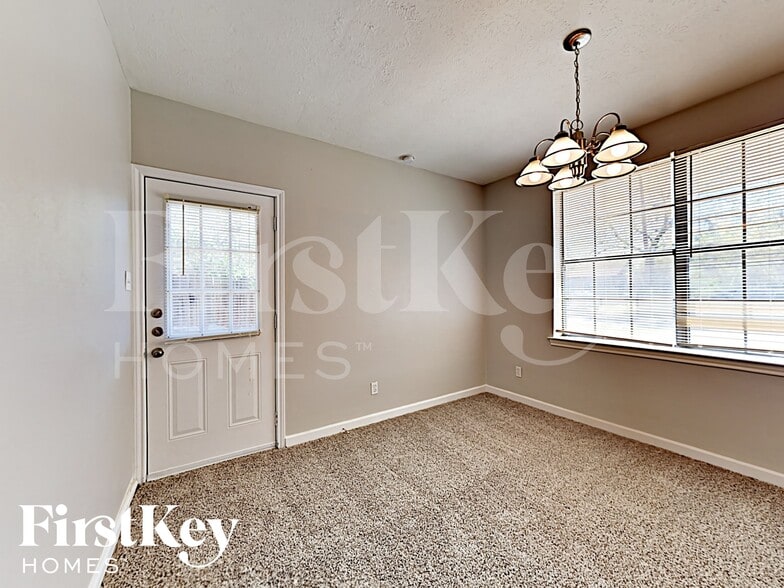 Building Photo - 213 E 5th St