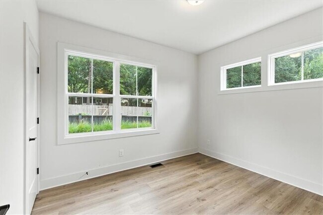 Building Photo - 170 Color Cir