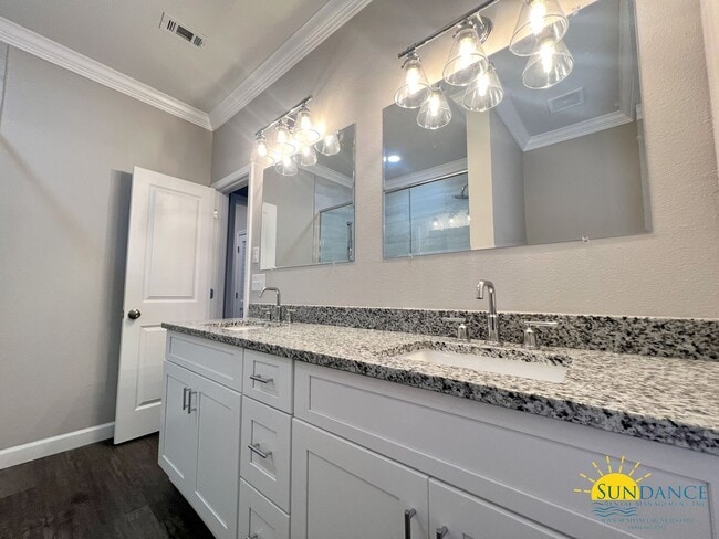 Building Photo - Custom Fort Walton Beach Townhouse in Gated Community!