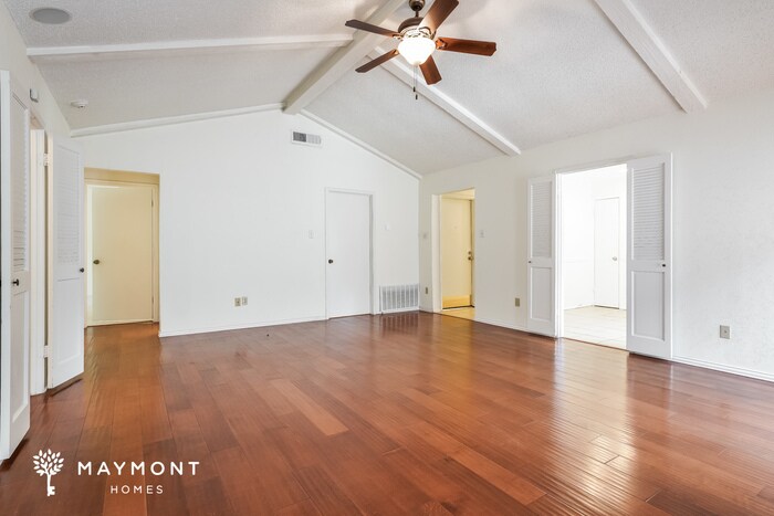 Building Photo - 2211 Benbrook Dr