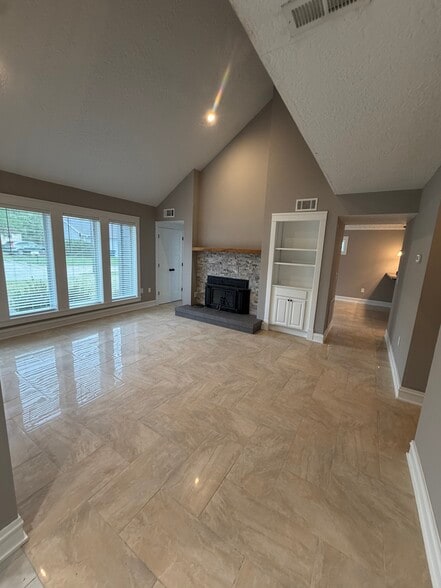 Building Photo - 704 Briarwood Ter