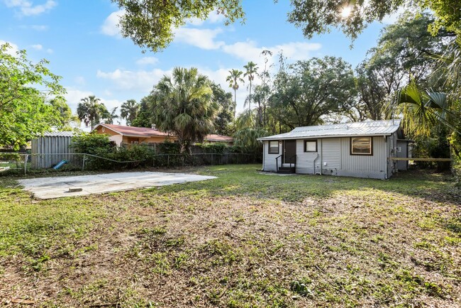 Building Photo - 3bdrm/1bath Home with large fenced yard  ** Section 8 OK ** $1,695.00