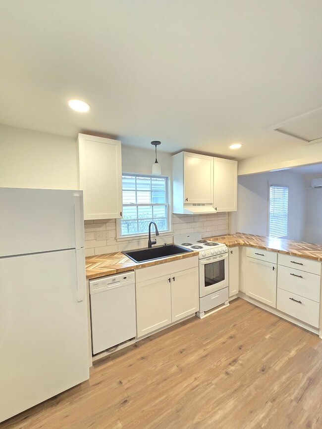 Building Photo - DOWNTOWN WILMINGTON - RENOVATED! Castle St...