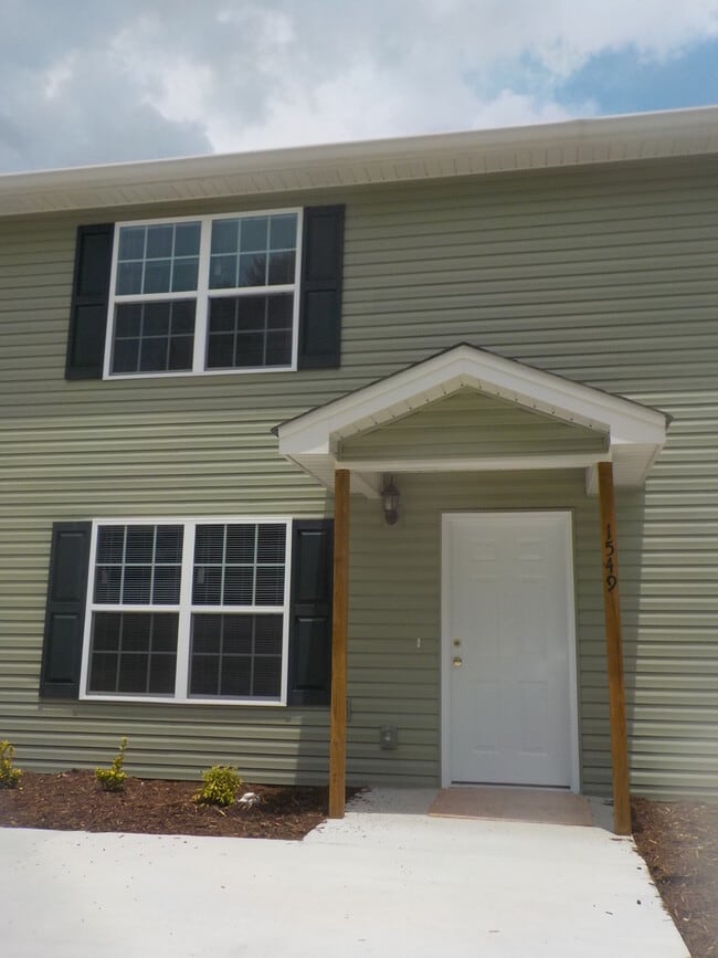 Building Photo - 2 Bedroom, 1.5 Bath townhouse