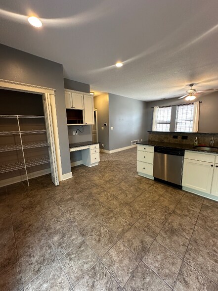 Building Photo - 3600 SE Glenstone Dr
