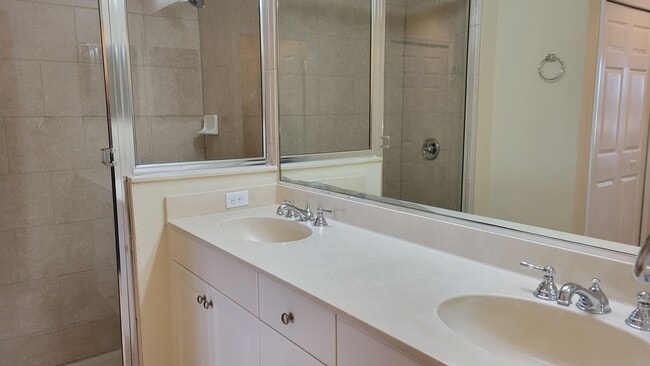 Building Photo - Annual UNfurnished 2/2 ground floor condo in water front boating community