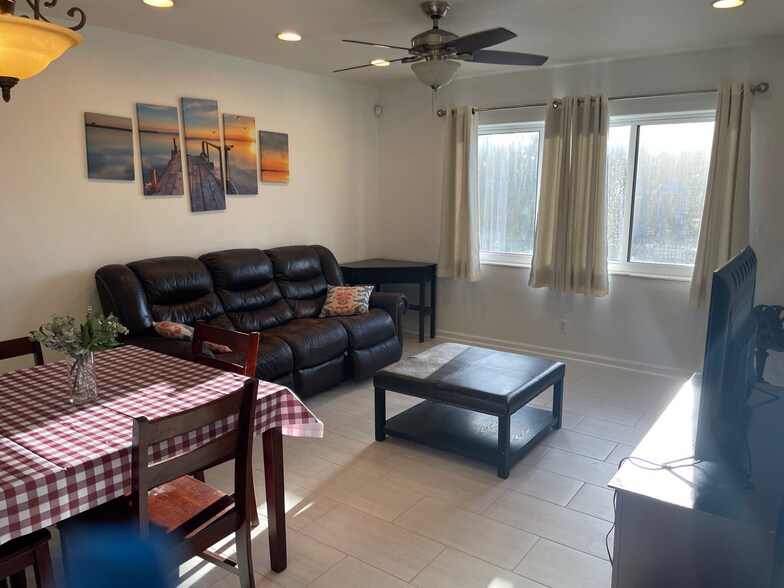 Living room - 1001 SE 16th St