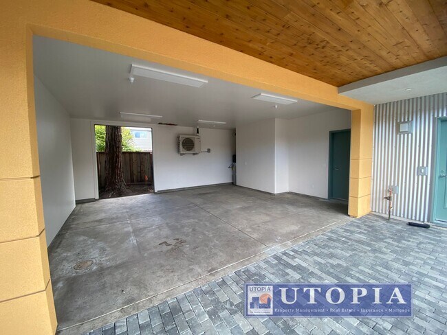 Building Photo - 3Bd/2Ba Townhouse Style Home with Office/Den and Garage- Centrally Located, Easy Commute