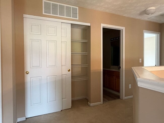 Building Photo - Beautiful, two-story, 4 bedroom home in Springboro!