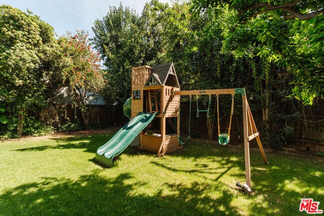 Building Photo - 5940 Matilija Ave