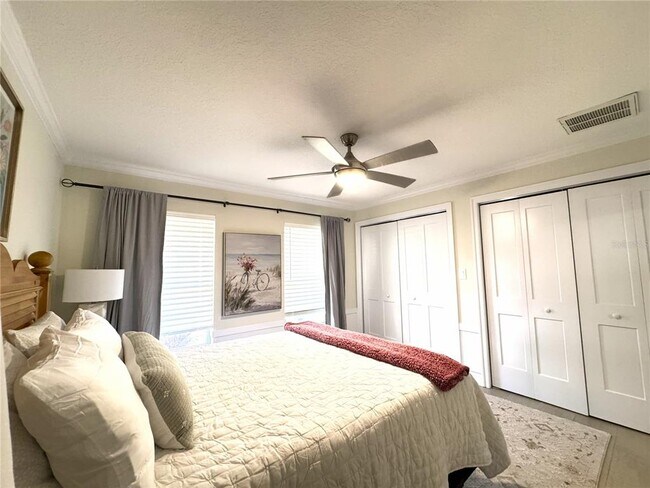 Building Photo - 1004 SE 5th Ave