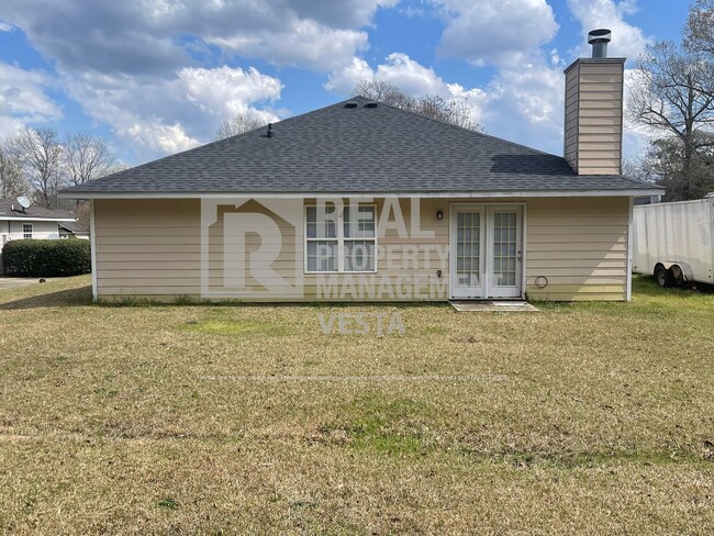 Building Photo - Charming Three Bedroom Home in East Macon