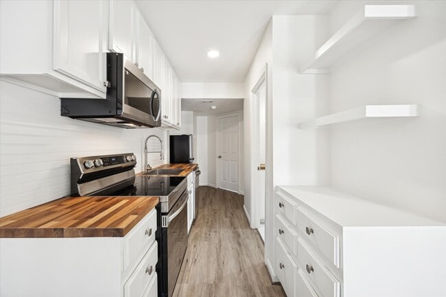 Building Photo - 1011 W 10th St