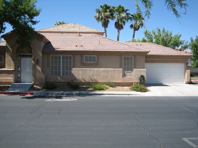 Building Photo - Single story, gated, 3bed, 2bath, 2car garage, Club house, Community Pool, Spa, Fitness room, CCRs