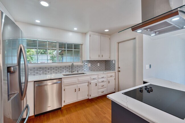 Building Photo - Charmingly Remodeled 3 Bed, 2 Bath Home Ne...