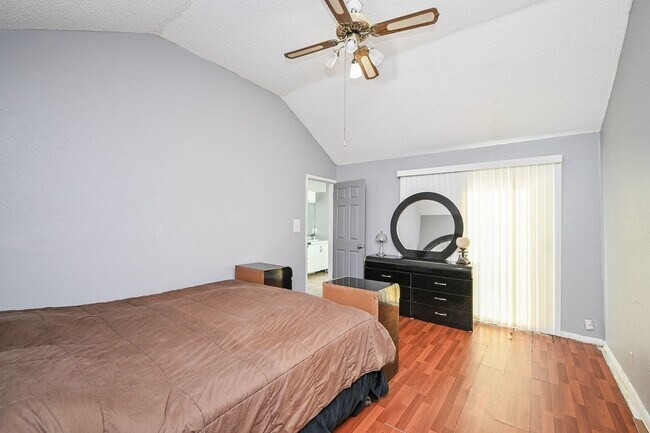 Building Photo - 13102 Richmond Ave