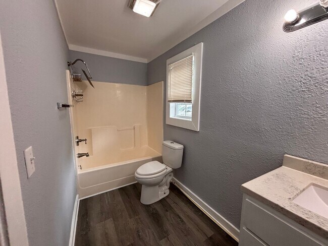 Building Photo - 3 Bedrooms, 2 Bathrooms - Home in Celenease!