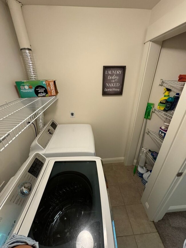 Building Photo - 2bd/1.75ba Issaquah Condo
