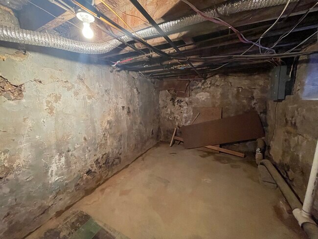 Building Photo - 1611 S Yewdall St