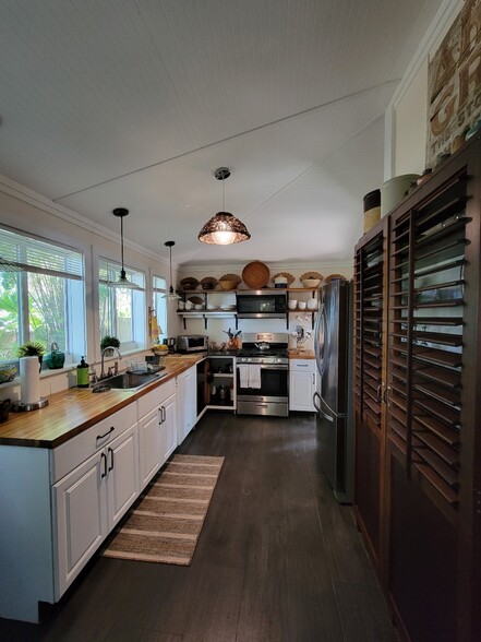 Full eat-in kitchen - 700 Amelia St
