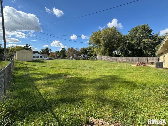 Building Photo - 3816 Ridgewood Dr