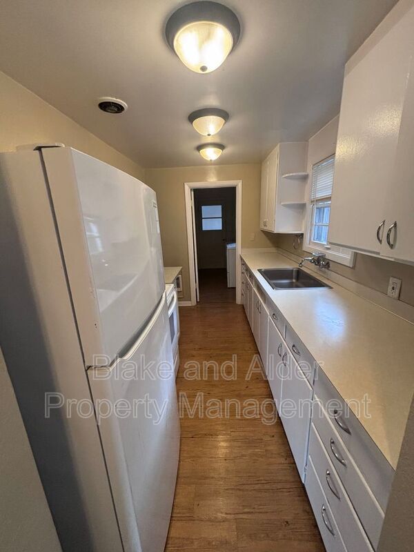 Building Photo - 650 Breys Ave NE