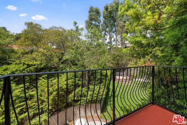 Building Photo - 2492 Banyan Dr