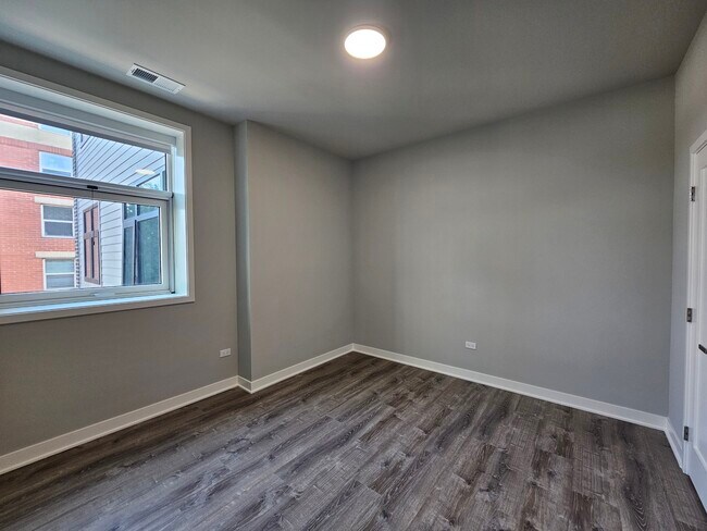 Building Photo - 2807 S Halsted St