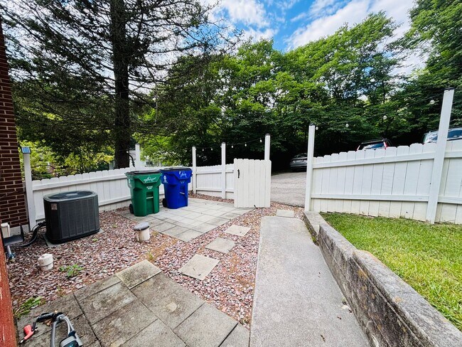 Building Photo - 307 Ellett Rd