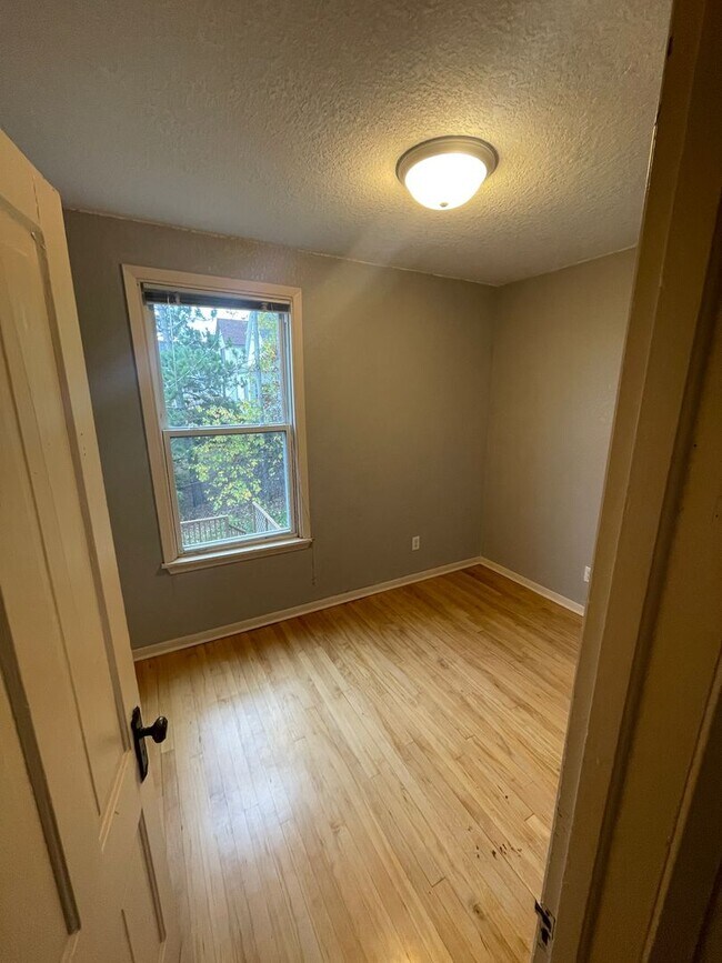 Building Photo - AVAILABLE NOW - 3 Bedroom/1.5 Bath Home wi...