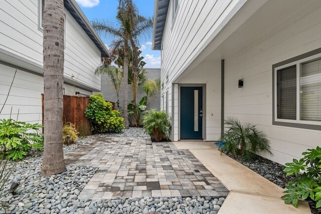 Building Photo - Luxurious Coastal Retreat with Stunning Ocean Views