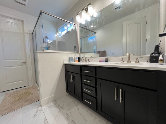 Building Photo - Beautiful Home Near Parks, Travel, And More!