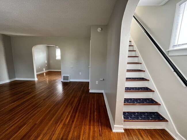 Building Photo - Newly renovated three bedroom available NOW!