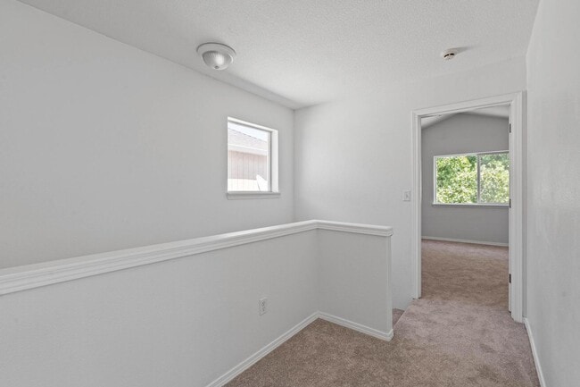 Building Photo - Lovely 3-bdrm/2-bath thin house in Portsmouth. Fenced backyard w/ deck, 1-car garage