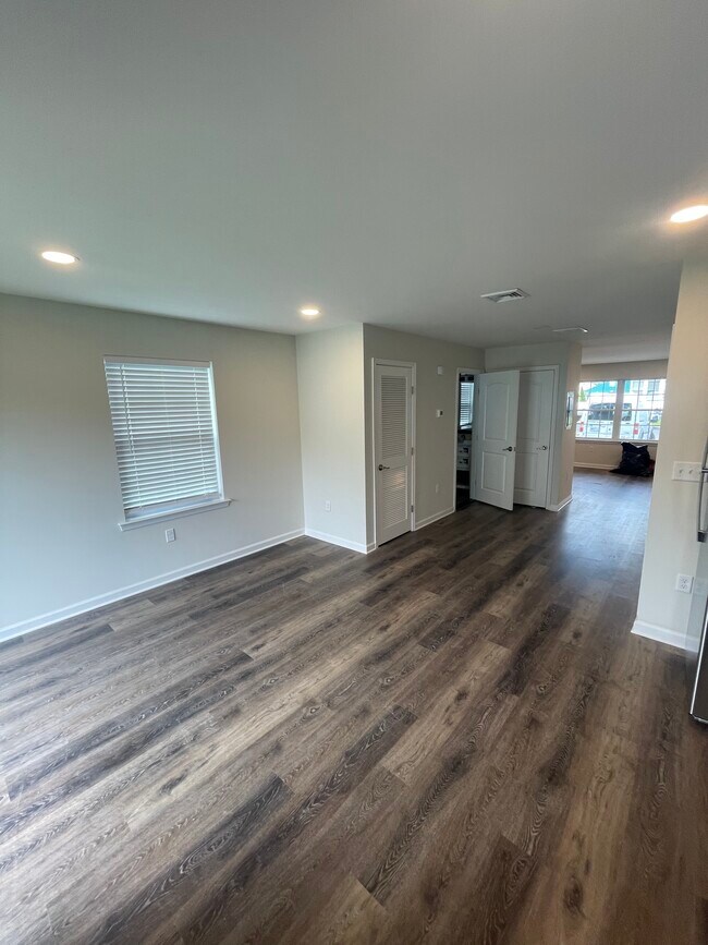 Building Photo - 416 ShadyNook St