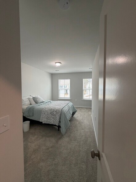 Building Photo - 811 Falls Grove Trl