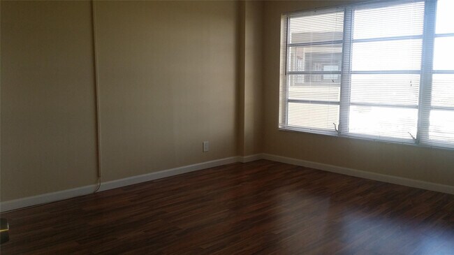 Building Photo - 10777 W Sample Rd