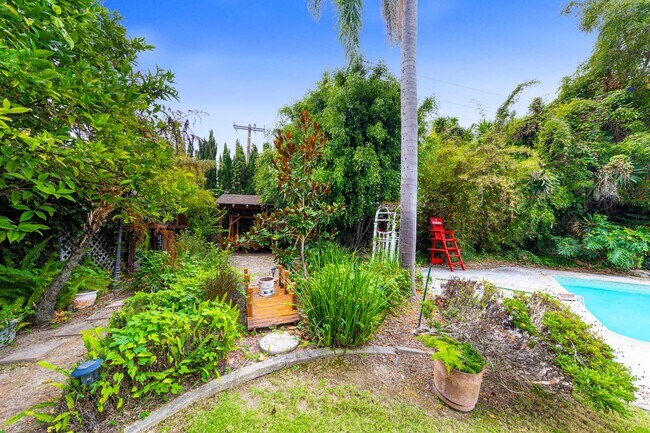 Building Photo - 4 bed 3 bath POOL on HUGE Lot!