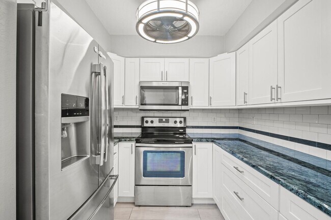 Building Photo - Fully renovated 2 bedrooms 2 baths Condo i...