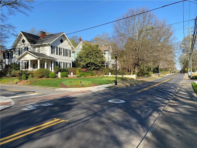 Building Photo - 306 Kennesaw Ave