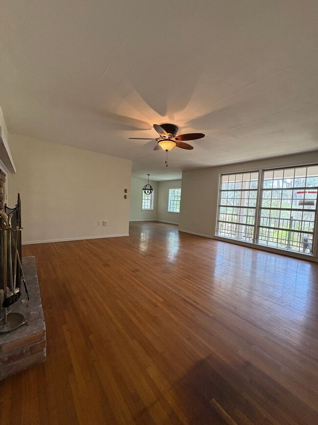 Building Photo - 2227 Country Club Rd