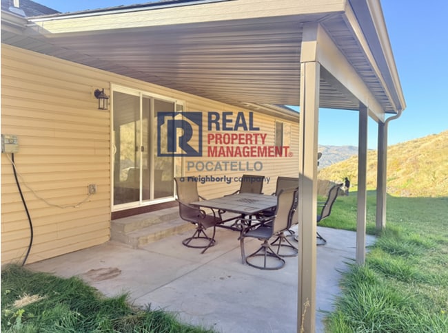 Building Photo - Beautiful 4 bed 3 bath home - 2 car garage...