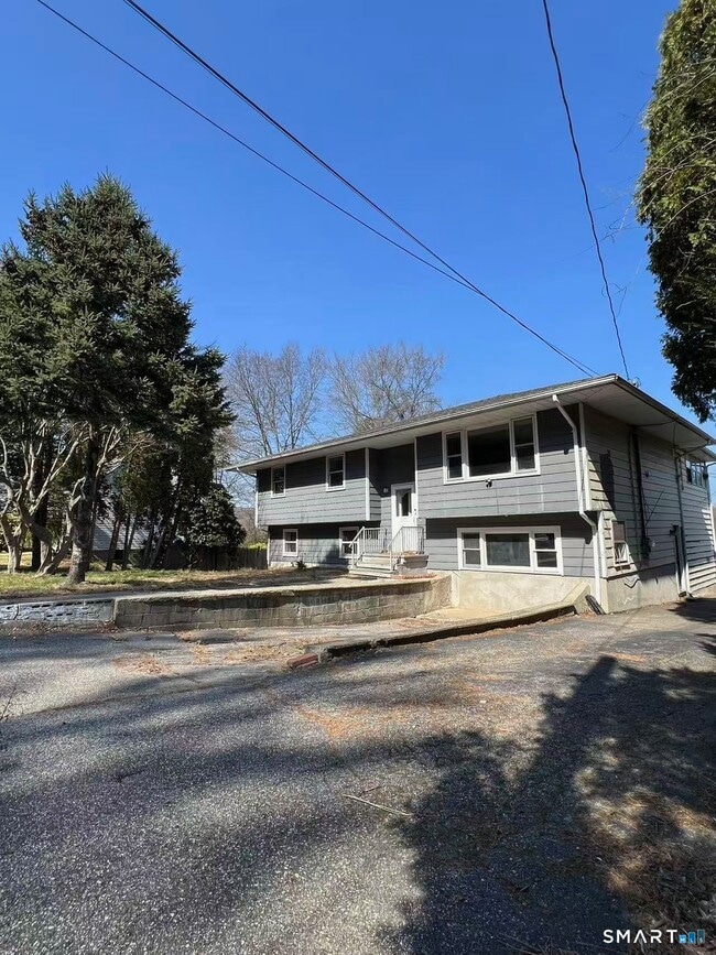 Building Photo - 158 River Rd