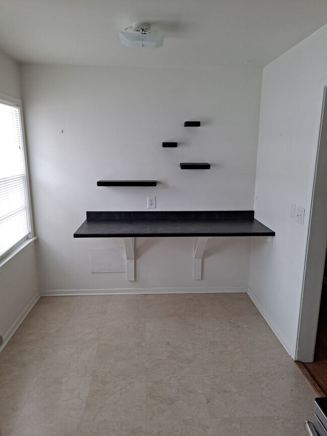 Building Photo - 3 bed 2 bath 1 car garage, with fenced in backyard right in Aksarben!